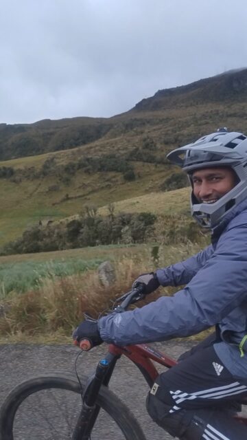 On our 3rd day guiding Omar for @activexpedition we were greeted in Manizales by @trailhunters.col who drove us through the road that crosses the Nevado del Ruiz National Park where Sergio explained to us about several paramo species. Then we went to Bosque Popular where Sergio coached Omar in biking skills. Next stop: @cairobikepark