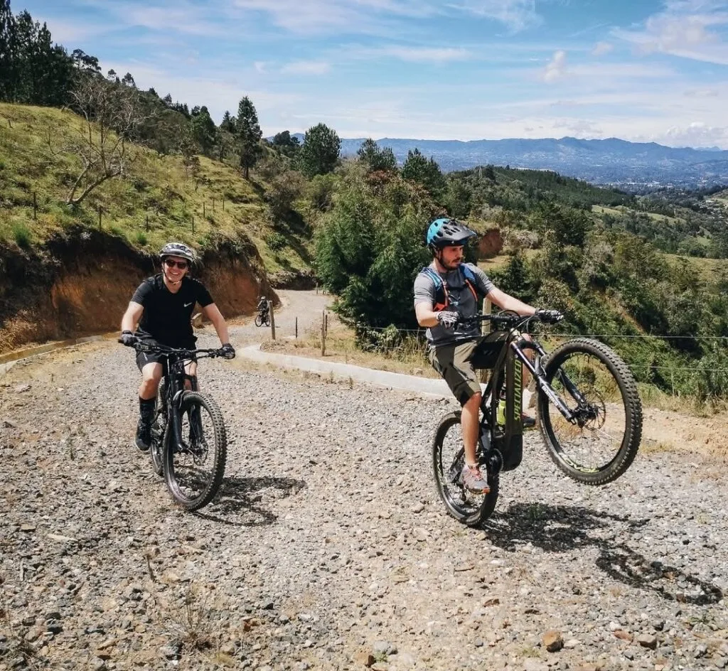 Guatapé bike tour arriving at the lake on e-bikes by the back roads from Medellín
